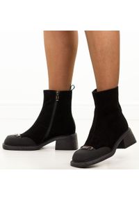 Czarne wysokie skórzane botki damskie T.Sokolski Z25-126. Okazja: na co dzień, do pracy, na spotkanie biznesowe. Kolor: czarny. Szerokość cholewki: normalna. Wzór: aplikacja. Materiał: skóra, zamsz. Sezon: zima, jesień. Obcas: na obcasie. Styl: biznesowy, klasyczny, casual, elegancki. Wysokość obcasa: niski #1