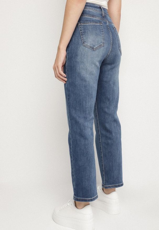 Born2be - Niebieskie Jeansy o Prostym Kroju z Regularnym Stanem Fesonia. Kolor: niebieski. Styl: klasyczny