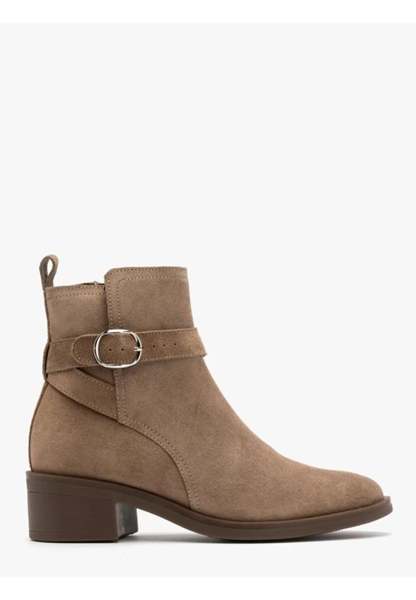 Ryłko - Piaskowe botki damskie z ozdobną sprzączką. Nosek buta: okrągły. Zapięcie: sprzączka. Kolor: beżowy. Materiał: skóra, welur. Obcas: na obcasie. Styl: street. Wysokość obcasa: średni