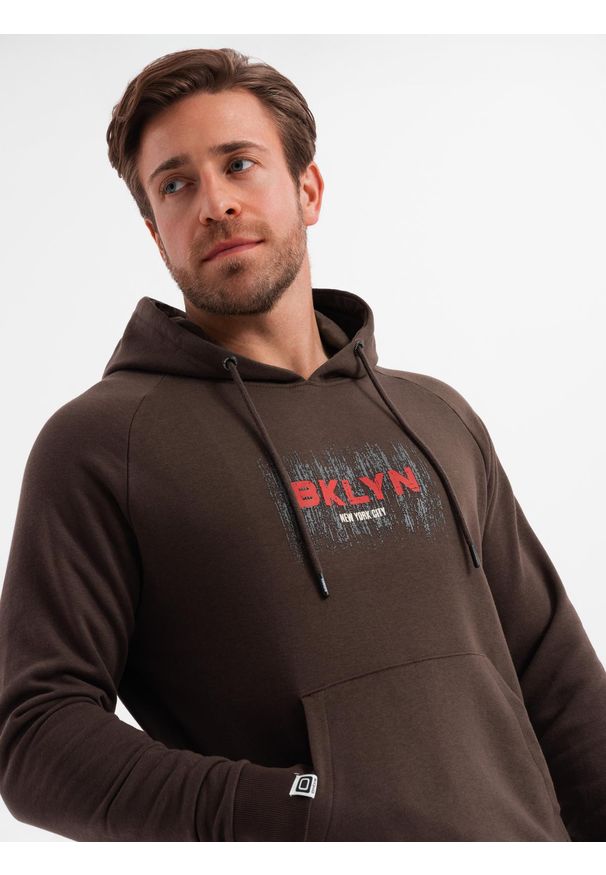 Ombre Clothing - Męska bluza klasyczna kangurka z nadrukiem - ciemnobrązowa V2 - Rozmiar: XXL. Typ kołnierza: kaptur. Kolor: brązowy. Materiał: poliester, bawełna. Wzór: nadruk. Styl: klasyczny