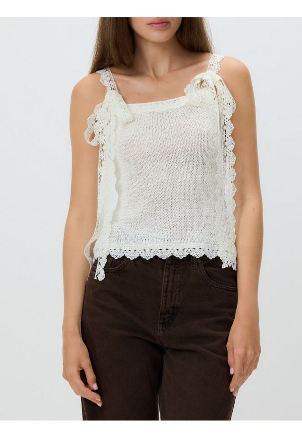 Reserved - Top z ozdobną koronką - kremowy. Kolor: kremowy. Materiał: koronka. Wzór: koronka