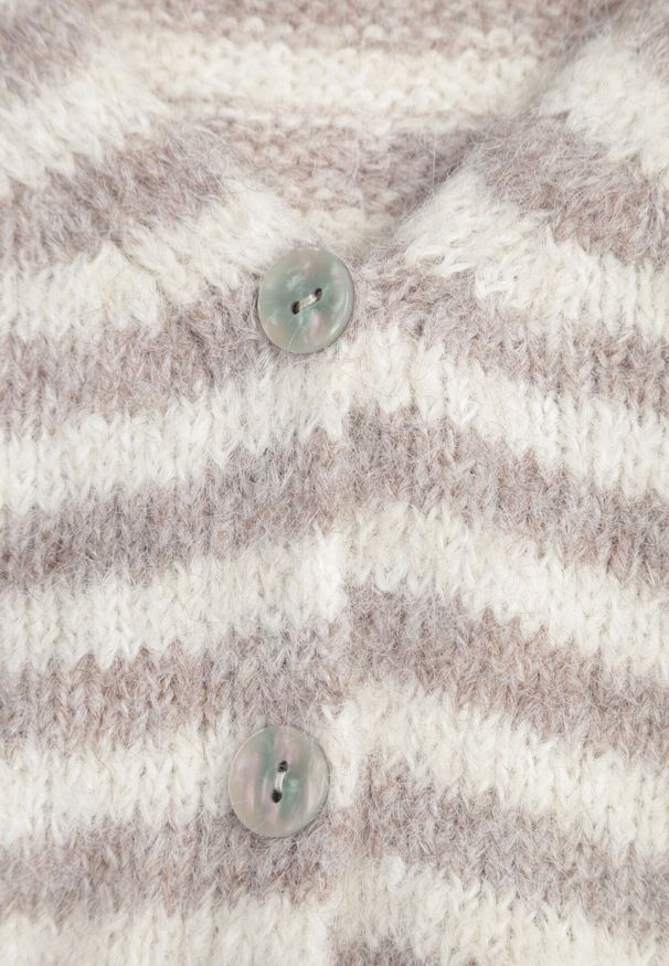 Born2be - Beżowy Kardigan z Wełną w Paski o Nietoperzowym Fasonie Fesmera. Okazja: na co dzień. Typ kołnierza: dekolt w serek. Kolor: beżowy. Materiał: wełna. Wzór: paski. Styl: casual