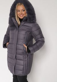 Born2be - Fioletowa Długa Kurtka Pikowana z Odpinanym Kapturem i Futerkiem Retelma. Okazja: na co dzień. Kolor: fioletowy. Materiał: futro. Długość: długie. Styl: casual #1