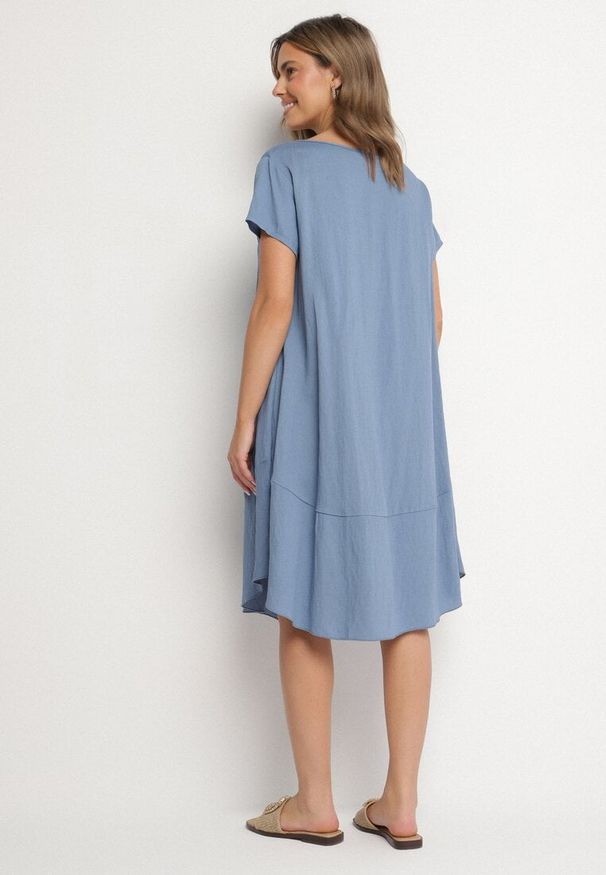 Born2be - Niebieska Rozkloszowana Wiskozowa Sukienka Trivoria. Okazja: na co dzień. Kolor: niebieski. Materiał: wiskoza. Długość rękawa: krótki rękaw. Typ sukienki: rozkloszowane. Styl: casual, elegancki