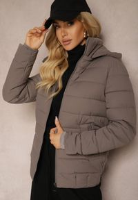 Renee - Ciemnoszara Kurtka z Pikowanymi Przeszyciami z Odpinanym Kapturem i Ściągaczem w Talii Sintavia. Okazja: na co dzień. Kolor: szary. Materiał: jeans. Styl: casual
