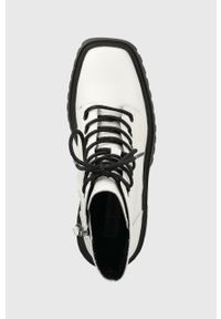 Steve Madden botki skórzane Freeport damskie kolor biały na słupku. Zapięcie: sznurówki. Kolor: biały. Materiał: skóra. Obcas: na słupku. Wysokość obcasa: średni #2