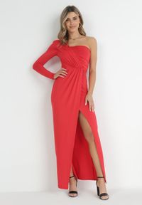 Born2be - Czerwona Kopertowa Sukienka Maxi na Jedno Ramię z Marszczeniami Analaura. Okazja: na imprezę. Kolor: czerwony. Materiał: wiskoza. Typ sukienki: kopertowe. Styl: elegancki. Długość: maxi