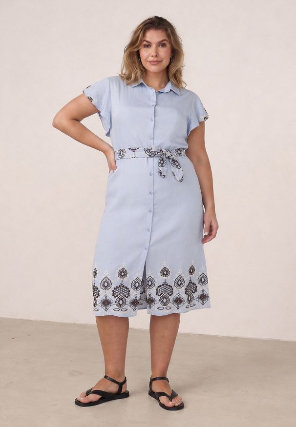 Born2be - Niebieska Wiskozowa Sukienka Koszulowa Zdobiona Haftem i Wiązanym Paskiem Telonesa. Okazja: na co dzień. Kolekcja: plus size. Kolor: niebieski. Materiał: wiskoza. Wzór: aplikacja, haft. Typ sukienki: koszulowe. Styl: casual