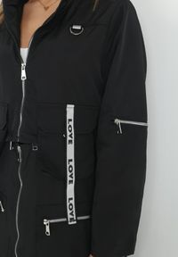 Born2be - Czarny Płaszcz z Regulowaną Długością i Taśmami z Napisem Emmilou. Kolor: czarny. Wzór: napisy. Sezon: wiosna, jesień #3