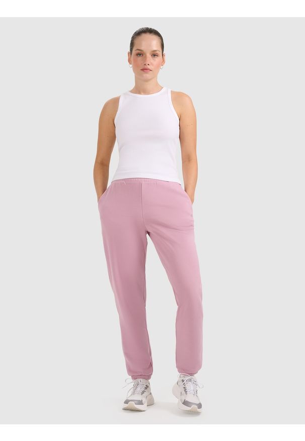4f - 4F Spodnie dresowe joggery damskie - różowe XL. Kolor: różowy. Materiał: dresówka