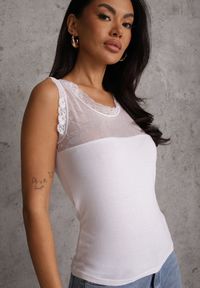 Renee - Biały Top z Bawełny Ozdobiony u Góry Koronką Berice. Kolor: biały. Materiał: bawełna, koronka. Wzór: aplikacja, koronka #1