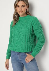 Born2be - Zielony Sweter z Dodatkiem Wiskozy Ozdobiony Tłoczeniem Miatara. Kolor: zielony. Materiał: wiskoza. Wzór: aplikacja. Sezon: zima #1