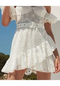 CHARO RUIZ IBIZA - Biała sukienka mini Denisse. Kolor: biały. Materiał: koronka. Długość rękawa: na ramiączkach. Wzór: ażurowy. Sezon: lato. Typ sukienki: dopasowane. Długość: mini #4