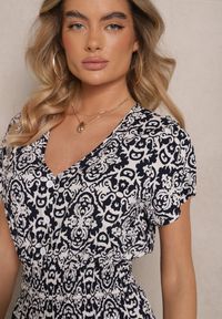 Renee - Granatowa Rozkloszowana Sukienka z Bawełny w Print Paisley Lanarisa. Okazja: na co dzień. Typ kołnierza: dekolt w kształcie V. Kolor: niebieski. Materiał: bawełna. Długość rękawa: krótki rękaw. Wzór: paisley, nadruk. Sezon: lato. Styl: casual, elegancki #4