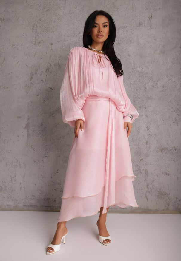 Renee - Różowa Rozkloszowana Sukienka Wieczorowa z Szyfonowej Tkaniny Amanna. Kolor: różowy. Materiał: tkanina, szyfon. Wzór: gładki, aplikacja. Typ sukienki: rozkloszowane. Styl: wizytowy