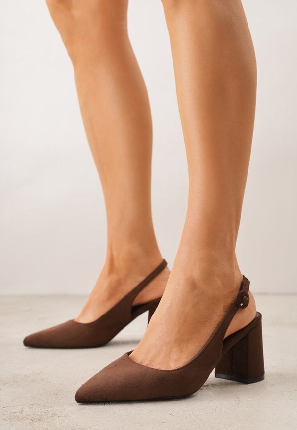 Renee - Brązowe Czółenka na Słupku Typu Slingback Tareina. Okazja: na co dzień. Zapięcie: sprzączka. Kolor: brązowy. Materiał: prążkowany, jeans. Obcas: na słupku. Styl: casual, elegancki