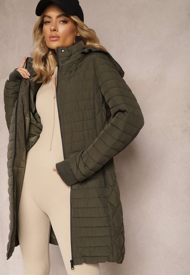 Renee - Ciemnozielona Kurtka do Kolan Pikowana Garle. Okazja: na co dzień. Kolor: zielony. Materiał: jeans, tkanina. Długość: do kolan. Styl: casual, elegancki