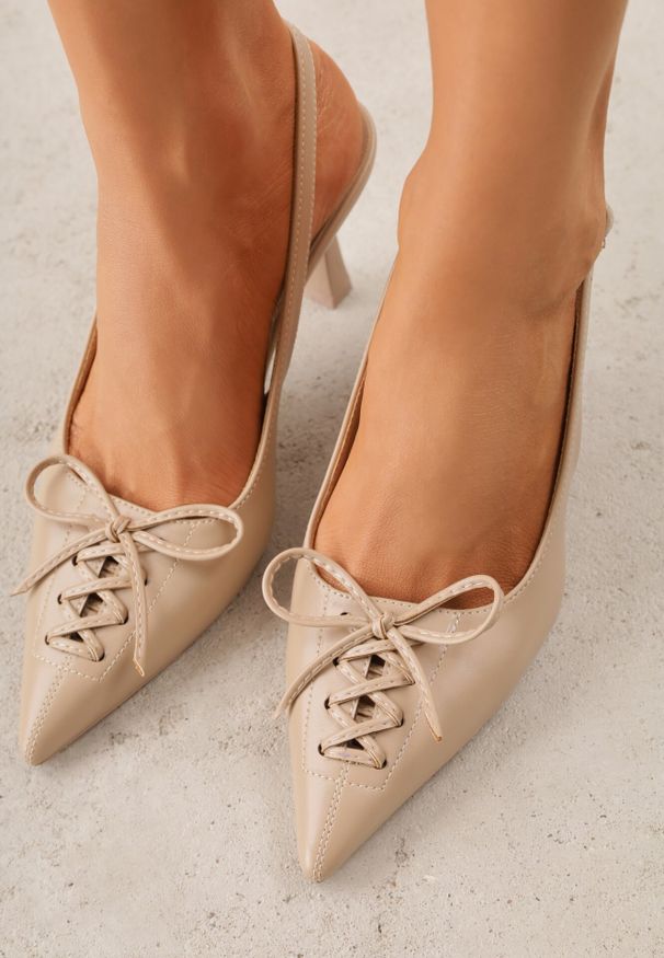 Born2be - Ciemnobeżowe Szpilki VICES z Odkrytą Piętą i Ozdobnym Gorsetowym Sznurowaniem Aziruna. Okazja: do pracy, na co dzień, na spotkanie biznesowe. Nosek buta: szpiczasty. Kolor: beżowy. Materiał: jeans. Obcas: na szpilce. Styl: elegancki, biznesowy, casual