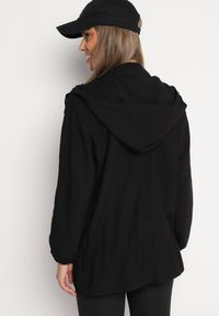 Born2be - Czarna Kurtka Jednorzędowa z Bawełną Kapturem i Wstążką Zakończona Ściągaczem Martinis. Okazja: na co dzień. Kolor: czarny. Materiał: bawełna. Wzór: aplikacja. Styl: casual, elegancki, klasyczny #5
