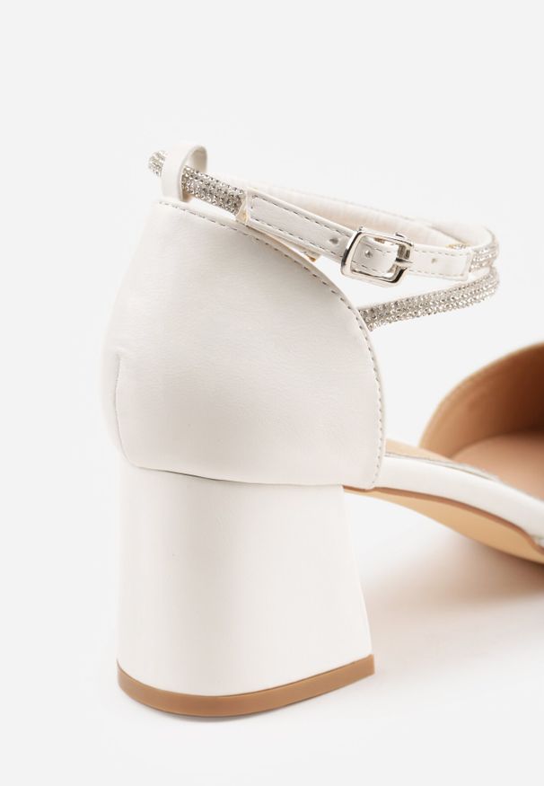 Born2be - Białe Czółenka Vices na Obcasie ze Skórzaną Wkładką i Cyrkoniowymi Paskami Riaviraet. Okazja: na urodziny, na wesele, na ślub cywilny, na imprezę. Zapięcie: pasek. Kolor: biały. Materiał: skóra. Obcas: na obcasie. Styl: elegancki. Wysokość obcasa: średni