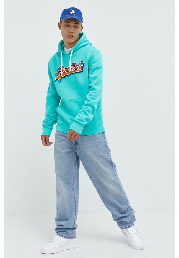 Superdry bluza męska kolor zielony z kapturem z nadrukiem. Typ kołnierza: kaptur. Kolor: zielony. Wzór: nadruk