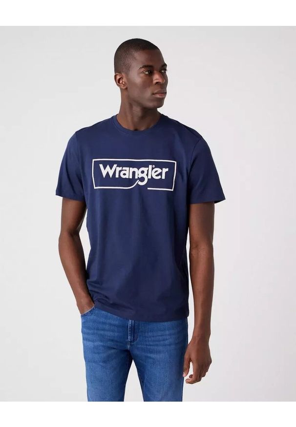 Wrangler - WRANGLER FRAME LOGO TEE MĘSKI T-SHIRT KOSZULKA NADRUK NAVY W70JD3114 112320768. Okazja: na co dzień. Materiał: skóra, bawełna. Wzór: nadruk. Styl: klasyczny, casual, elegancki