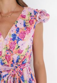 Born2be - Fuksjowy Plisowany Kombinezon z Krótkimi Nogawkami i Gumką w Pasie w Kwiaty Marjolaina. Kolor: różowy. Materiał: tkanina, materiał. Długość rękawa: bez rękawów. Długość: krótkie. Wzór: kwiaty. Sezon: wiosna, lato #4
