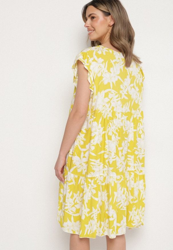 Born2be - Żółta Bawełniana Sukienka o Rozkloszowanym Kroju w Kwiaty Libella. Okazja: na co dzień, do pracy. Kolor: żółty. Materiał: bawełna. Wzór: kwiaty. Typ sukienki: rozkloszowane, proste. Styl: casual, elegancki