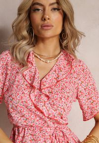 Renee - Czerwona Sukienka Kopertowa z Falbankami Aovene. Typ kołnierza: kołnierz z falbankami. Kolor: czerwony. Materiał: materiał. Typ sukienki: kopertowe. Długość: mini