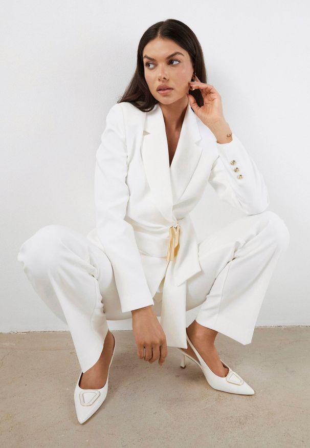 Born2be - Białe Lakierowane Czółenka Sandały Vices na Szpilce Bez Pięty z Ozdobną Aplikacją Atenarrea. Okazja: na imprezę, na co dzień. Zapięcie: sprzączka. Kolor: biały. Materiał: lakier. Wzór: aplikacja. Obcas: na szpilce. Styl: casual