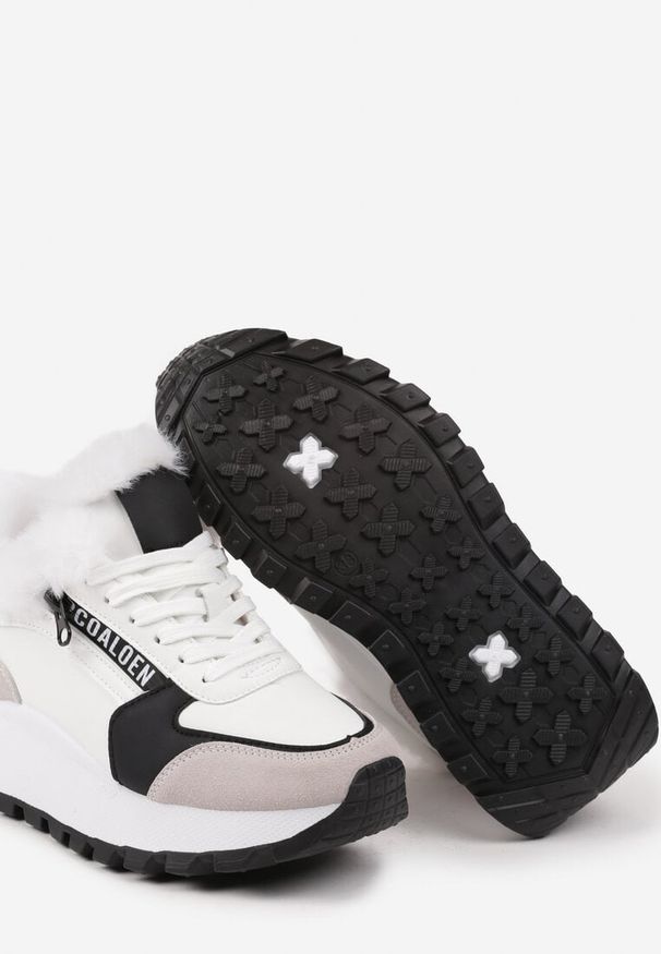 Renee - Białe Sneakersy na Platformie z Napisem Sznurowaniem i Futerkiem Vazina. Okazja: na co dzień. Zapięcie: sznurówki. Kolor: biały. Materiał: futro. Wzór: napisy. Obcas: na platformie