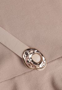 Born2be - Beżowa Bluzka Dzianinowa z Baskinką i Paskiem Lyvara. Okazja: na co dzień. Kolor: beżowy. Materiał: dzianina. Styl: casual, klasyczny #2