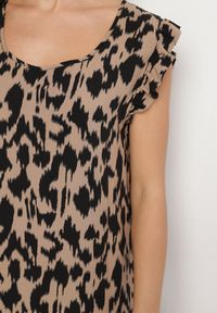 Born2be - Ciemnobeżowa Sukienka z Bawełny o Rozkloszowanym Kroju z Falbankami Zamiast Rękawów Jenalinea. Okazja: na co dzień. Typ kołnierza: kołnierz z falbankami. Kolor: beżowy. Materiał: bawełna. Typ sukienki: rozkloszowane. Styl: casual, elegancki #3