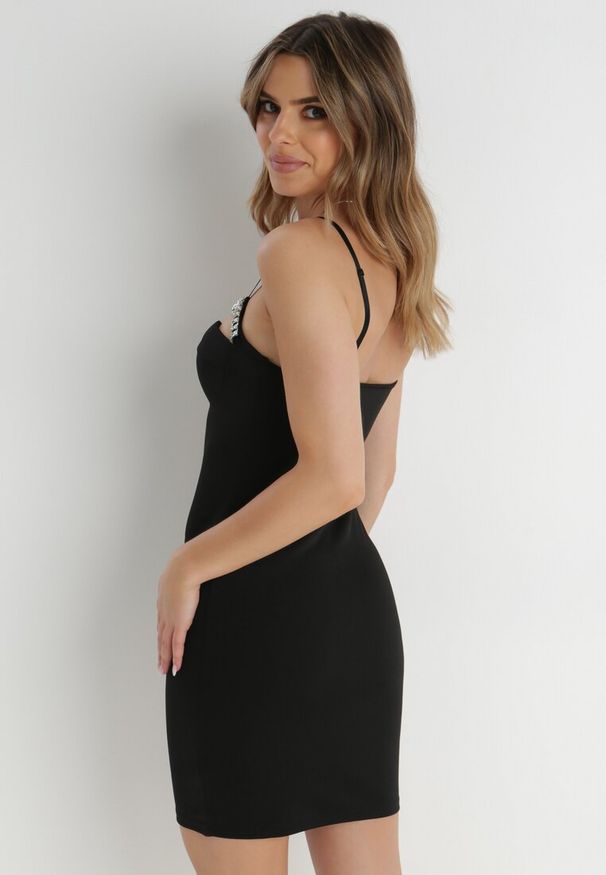 Born2be - Czarna Sukienka Aedarpia. Typ kołnierza: dekolt kwadratowy. Kolor: czarny. Długość rękawa: na ramiączkach. Wzór: aplikacja. Typ sukienki: dopasowane. Styl: wizytowy, elegancki. Długość: mini