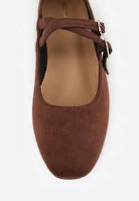 Born2be - Brązowe Balerinki VICES z Imitacji Zamszu z Podwójnym Paskiem z Klamerką Nattosia. Okazja: na co dzień. Zapięcie: pasek. Kolor: brązowy. Materiał: zamsz. Sezon: lato. Styl: casual, elegancki #9