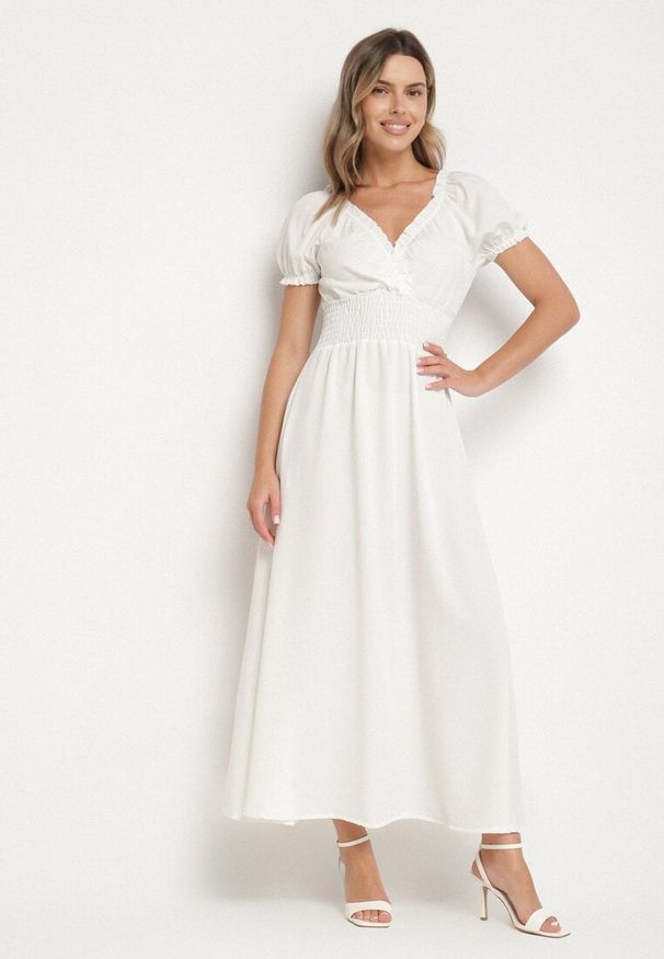 Born2be - Biała Sukienka Ozdobiona Bufkami Dolinossa. Okazja: na co dzień. Kolor: biały. Wzór: aplikacja. Sezon: lato. Styl: casual