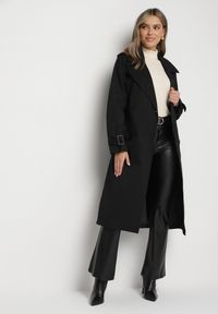 Born2be - Czarny Płaszcz Trencz z Paskiem w Talii i na Rękawach Irimarine. Okazja: na co dzień. Kolor: czarny. Materiał: jeans. Długość rękawa: długi rękaw. Długość: długie. Styl: casual, klasyczny, wizytowy #4