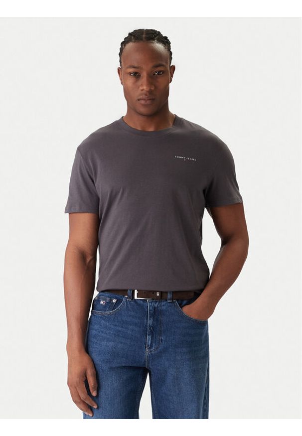 Tommy Jeans T-Shirt Linear Chest DM0DM21780 Szary Slim Fit. Kolor: szary. Materiał: bawełna