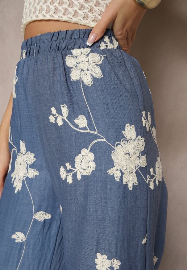 Renee - Niebieskie Szerokie Spodnie z Lnem i Bawełną High Waist Ozdobiona Haftem Eriswen. Okazja: na co dzień. Stan: podwyższony. Kolor: niebieski. Materiał: bawełna, len. Wzór: aplikacja, haft. Styl: casual