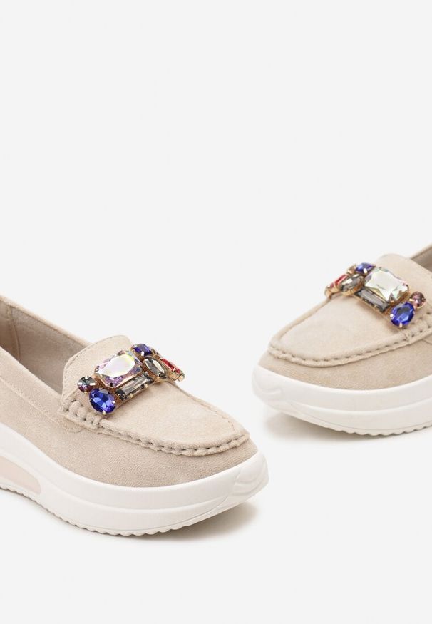 Born2be - Beżowe Mokasyny na Grubej Podeszwie z Przeszyciami i Kolorowymi Kryształkami Iaria. Kolor: beżowy. Materiał: jeans. Wzór: kolorowy. Styl: elegancki, klasyczny