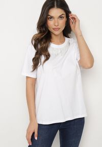 Born2be - Biały Bawełniany T-shirt z Ozdobnymi Łańcuszkami przy Dekolcie Uglefia. Okazja: na co dzień. Kolor: biały. Materiał: bawełna. Wzór: aplikacja. Styl: wizytowy, casual, sportowy, elegancki, klasyczny #4