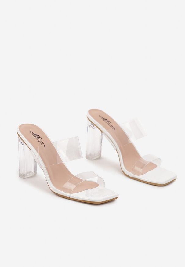 Born2be - Białe Klapki Na Słupku z Transparentnymi Elementami Elarine. Okazja: na co dzień. Kolor: biały. Materiał: jeans. Obcas: na słupku. Styl: elegancki, casual