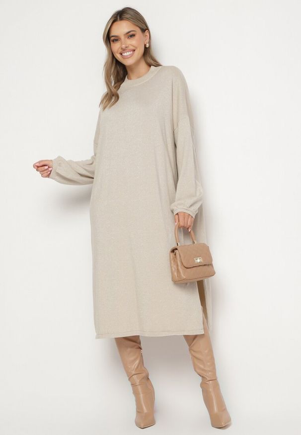 Born2be - Beżowa Pudełkowa Sukienka z Wiskozą Ozdobiona Metaliczną Nicią Arfalea. Okazja: na co dzień. Kolor: beżowy. Materiał: wiskoza. Wzór: aplikacja. Typ sukienki: proste. Styl: casual, elegancki