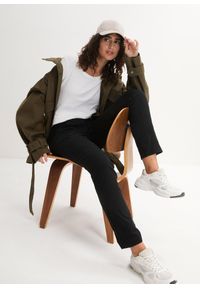 bonprix - Spodnie chinosy ze stretchem. Okazja: na co dzień. Stan: obniżony. Kolor: czarny. Materiał: bawełna. Wzór: kwiaty. Styl: casual #3