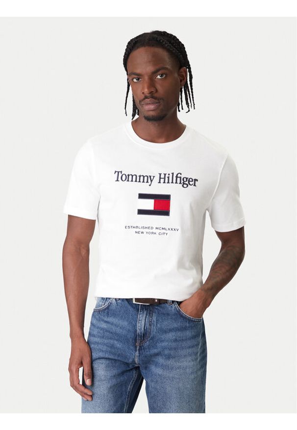 TOMMY HILFIGER - Tommy Hilfiger T-Shirt Embro Flag MW0MW42736 Biały Regular Fit. Kolor: biały. Materiał: bawełna