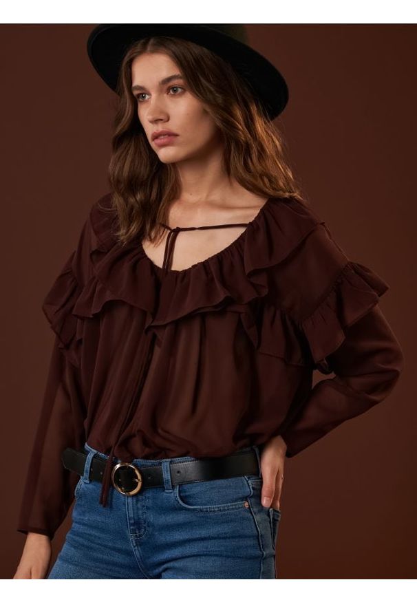 Sinsay - Bluzka z wiązaniem - brązowy. Kolor: brązowy. Materiał: materiał. Styl: retro, elegancki