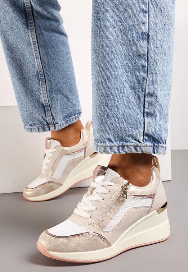 Renee - Beżowe Sneakersy Ozdobione Suwakiem i Metalowymi Aplikacjami na Koturnie Warranta. Okazja: na co dzień, na spacer. Kolor: beżowy. Materiał: jeans. Wzór: aplikacja. Sezon: lato, wiosna. Obcas: na koturnie. Sport: turystyka piesza