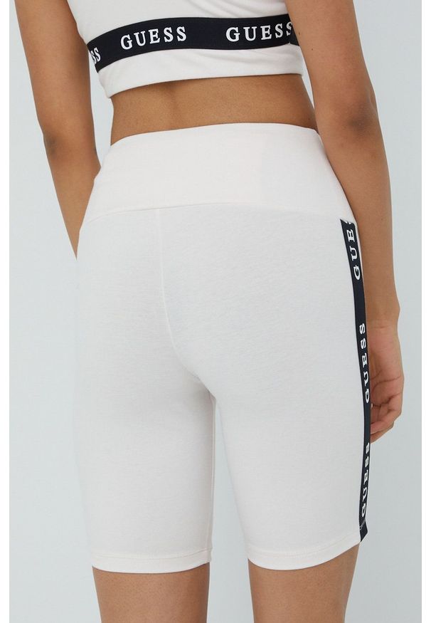 Guess Szorty damskie kolor różowy z nadrukiem high waist. Stan: podwyższony. Kolor: różowy. Materiał: dzianina. Wzór: nadruk