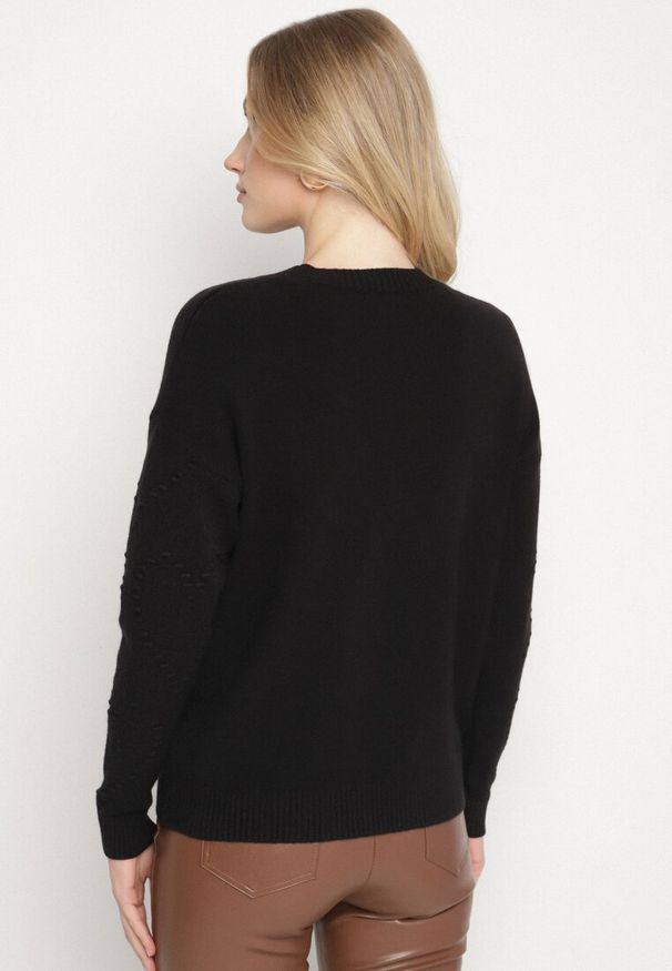 Born2be - Czarny Sweter Ozdobiony Motywem Serc Unisae. Okazja: na co dzień. Kolor: czarny. Materiał: jeans. Wzór: aplikacja. Styl: casual