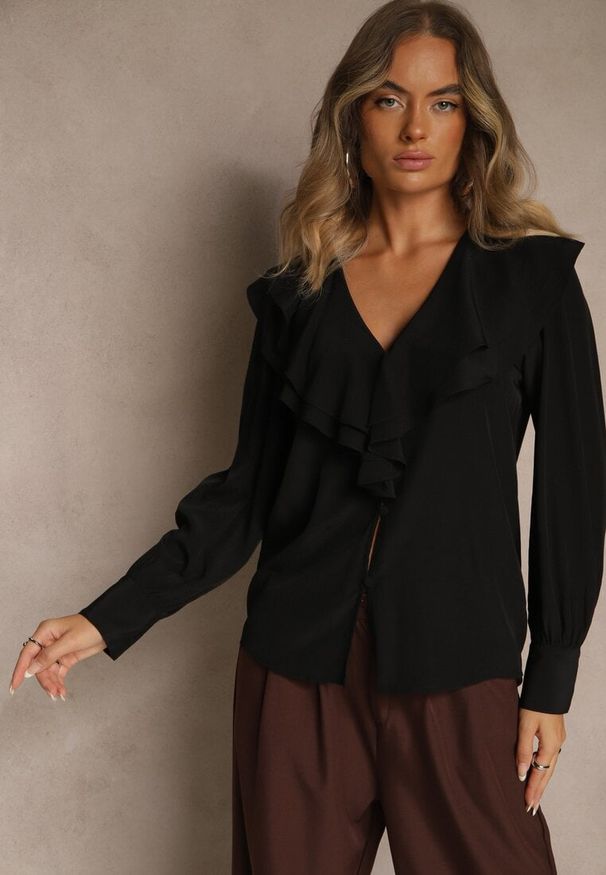 Renee - Czarna Koszula Vices z Dekoltem z Falbanami i Bufiastymi Rękawami Zoiruna. Kolor: czarny. Materiał: jeans. Styl: boho